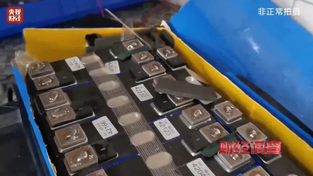 巨大安全隱患!“三無”鋰電池黑作坊,竟藏身居民樓!記者調查現場,突然起火→ 巨大安全隱患!“三無”鋰電池黑作坊,竟藏身居民樓!記者調查現場,突然起火→