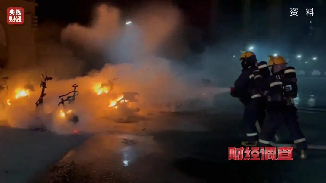 巨大安全隱患!“三無”鋰電池黑作坊,竟藏身居民樓!記者調查現場,突然起火→ 巨大安全隱患!“三無”鋰電池黑作坊,竟藏身居民樓!記者調查現場,突然起火→