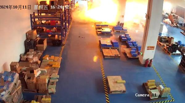 靜靜堆放的鋰電池也會爆炸?廣東佛山一電池廠燒了…… 靜靜堆放的鋰電池也會爆炸?廣東佛山一電池廠燒了……