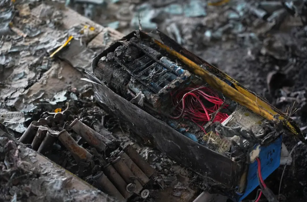 靜靜堆放的鋰電池也會爆炸?廣東佛山一電池廠燒了…… 靜靜堆放的鋰電池也會爆炸?廣東佛山一電池廠燒了……