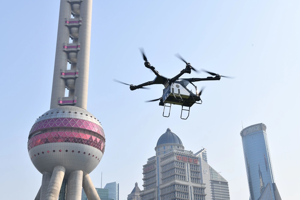 小鵬匯天“陸地航母”飛越上海陸家嘴 預(yù)計2026年量產(chǎn)交付