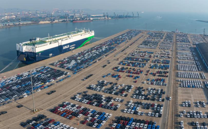 2024年12月25日，山東煙臺港碼頭大量的新能源汽車出口，正加緊裝船。圖片來源：央視新聞